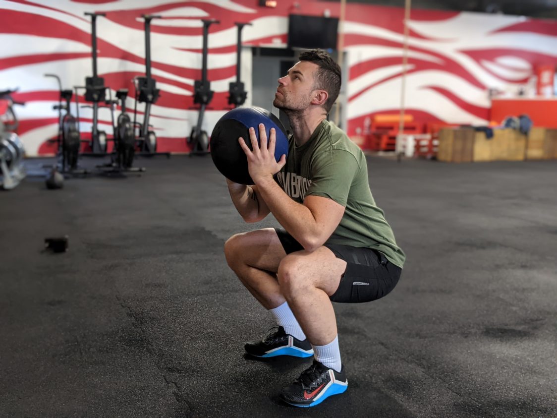 Како изводити чучњеве са медицинком?