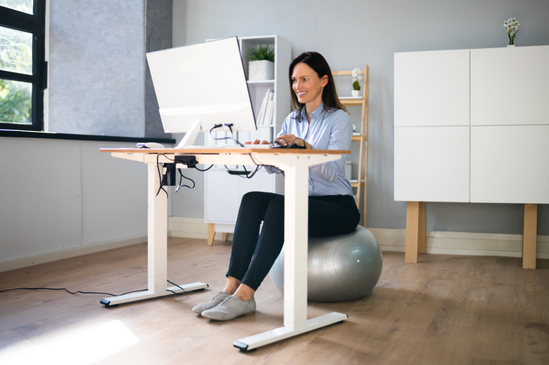 Како правилно седети за рачунаром?