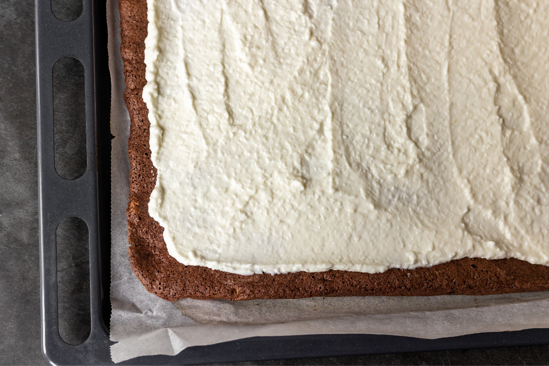 Чоколадни швајцарски ролат са младим сиром и кремом од кокоса - упутства