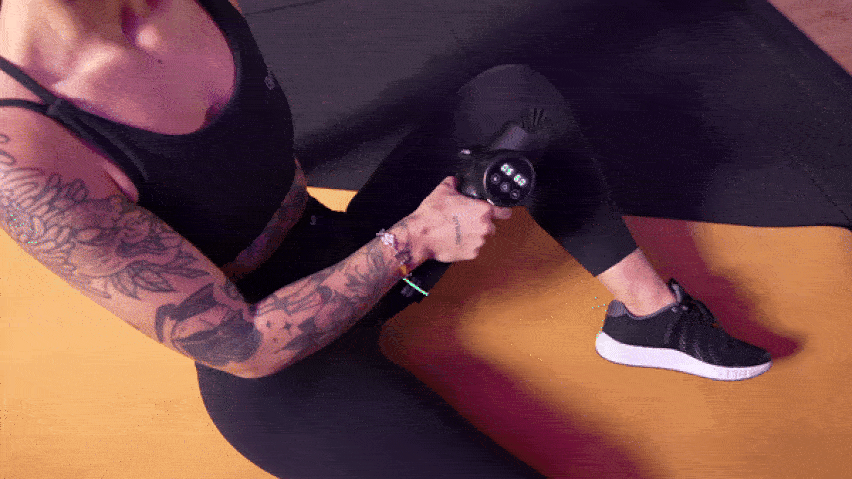 Korišćenje pištolja za masažu na prednjoj strani butina