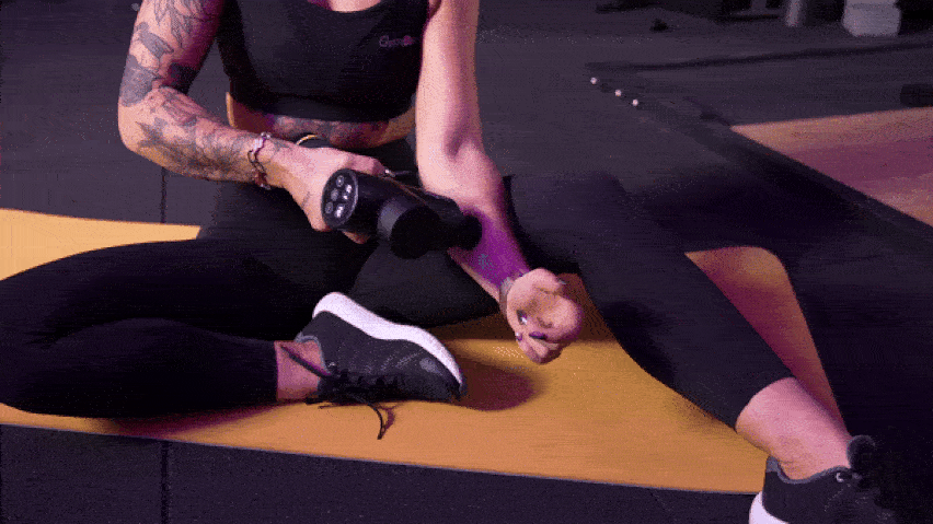 Korišćenje pištolja za masažu na podlakticama