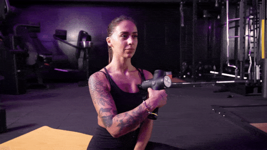 Korišćenje pištolja za masažu na mišićima grudnog koša