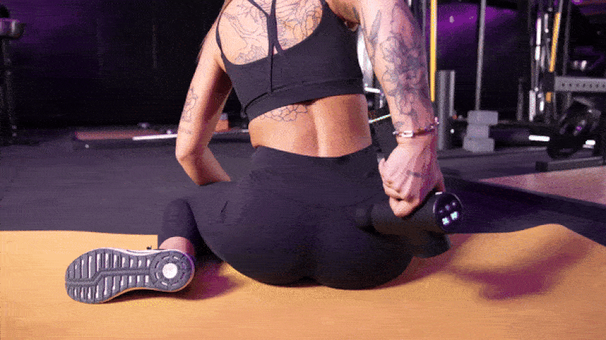 Korišćenje pištolja za masažu na donjem delu leđa