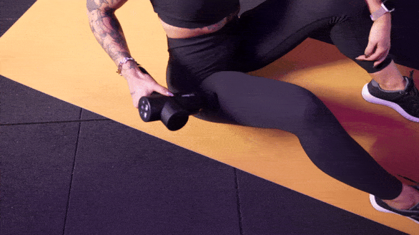 Korišćenje pištolja za masažu na spoljnoj strani butina