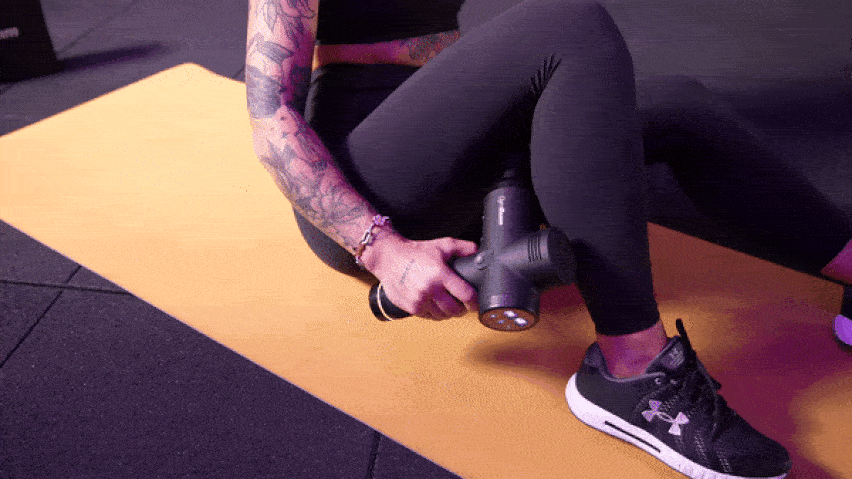 Korišćenje pištolja za masažu na zadnjoj loži