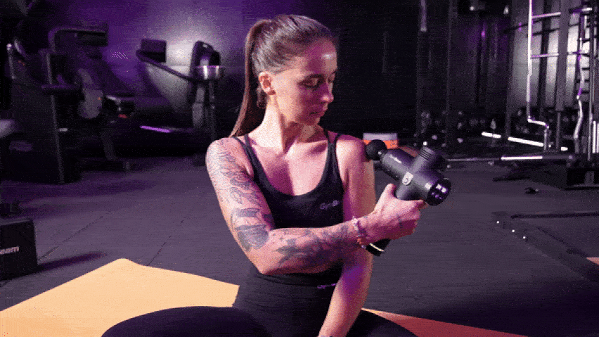 Коришћење пиштоља за масажу на раменима