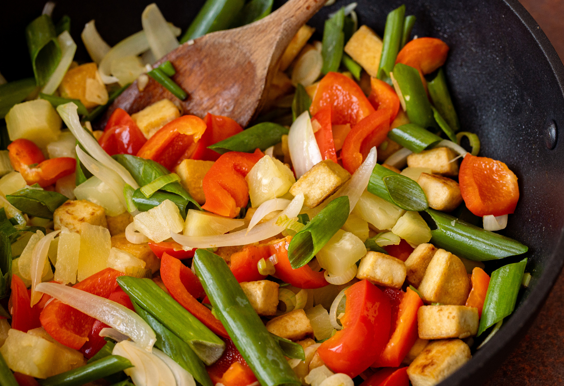 Tofu u slatko-kiselom sosu - dinstanje povrća